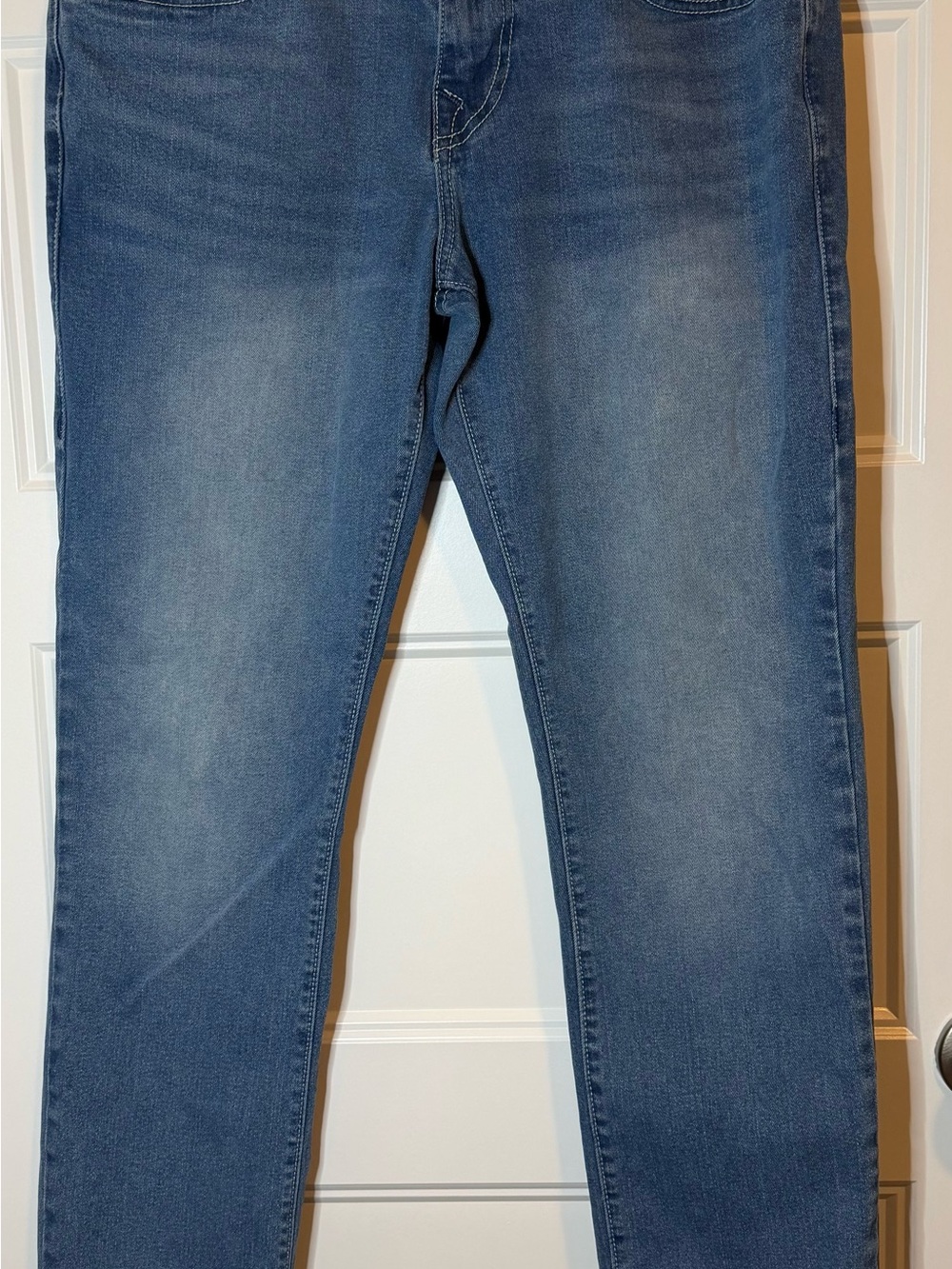 True Religion Geno Relaxed Slim Jeans in Medium Wash Blue size 32x30